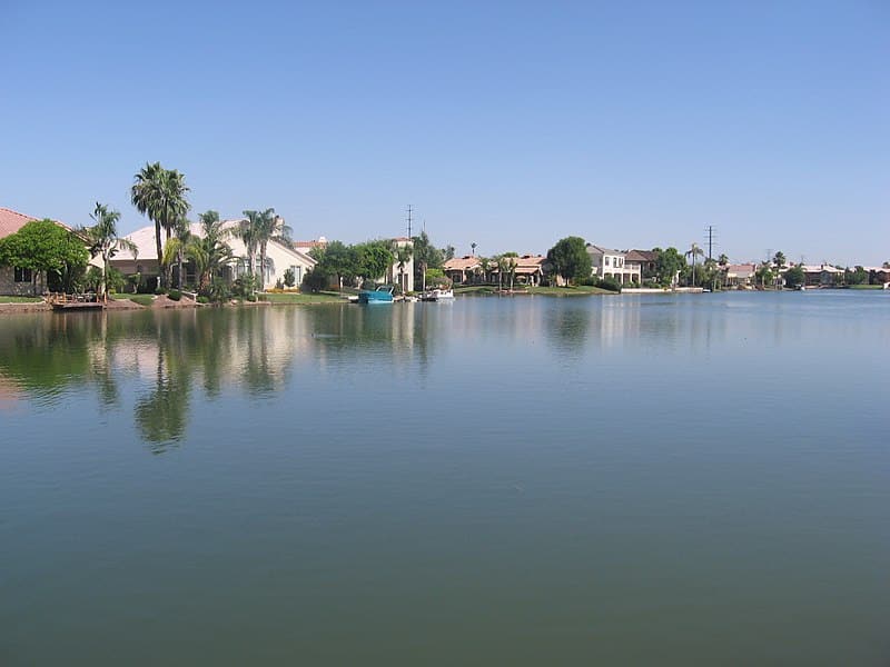 File:Picture of lake front in Val Vista Lakes in Gilbert, Arizona, USA.jpg