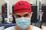 Một bác sĩ viết tên lên mũ không ngờ lại mang đến lợi ích cho thế giới