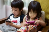 Sự khác biệt giữa những trẻ thường và không thường dùng điện thoại