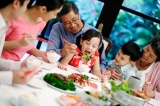 Phân biệt trẻ em Việt - Mỹ - Hàn trên bàn ăn