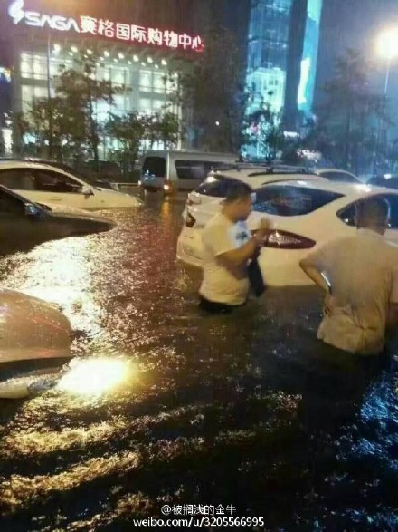 Thành phố Tây An ngập trong nước hơn 1m.