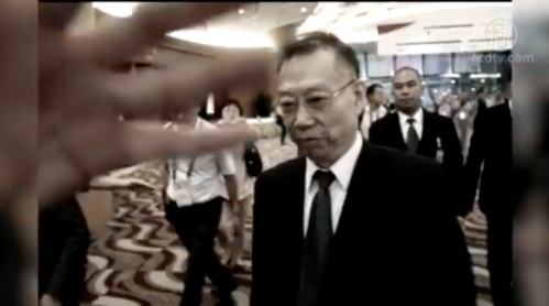 Ông Hoàng Khiết Phu đang rời khỏi hội trường Đại hội. (Ảnh: NTDTV)
