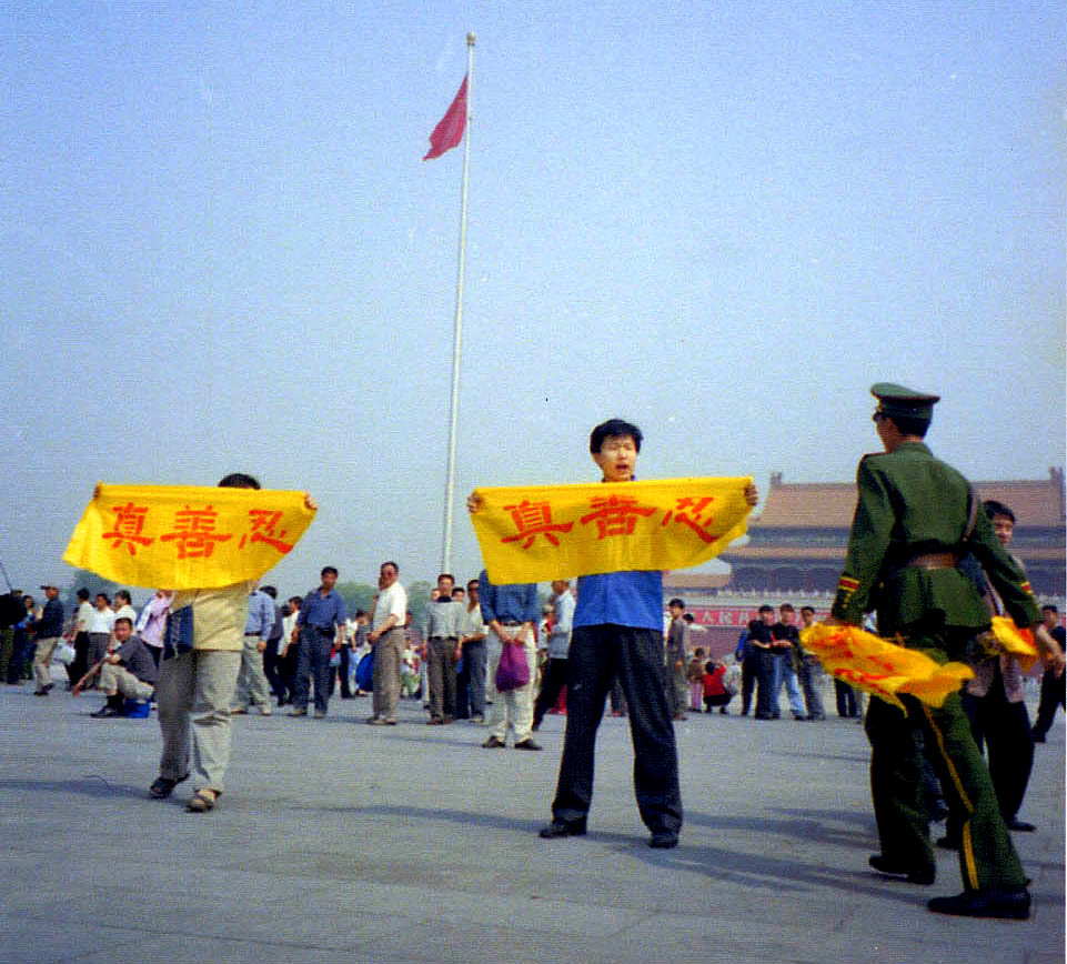 Người tu Pháp Luân Công giơ băng rôn "Chân-Thiện-Nhẫn" tại Quảng trường Thiên An Môn.