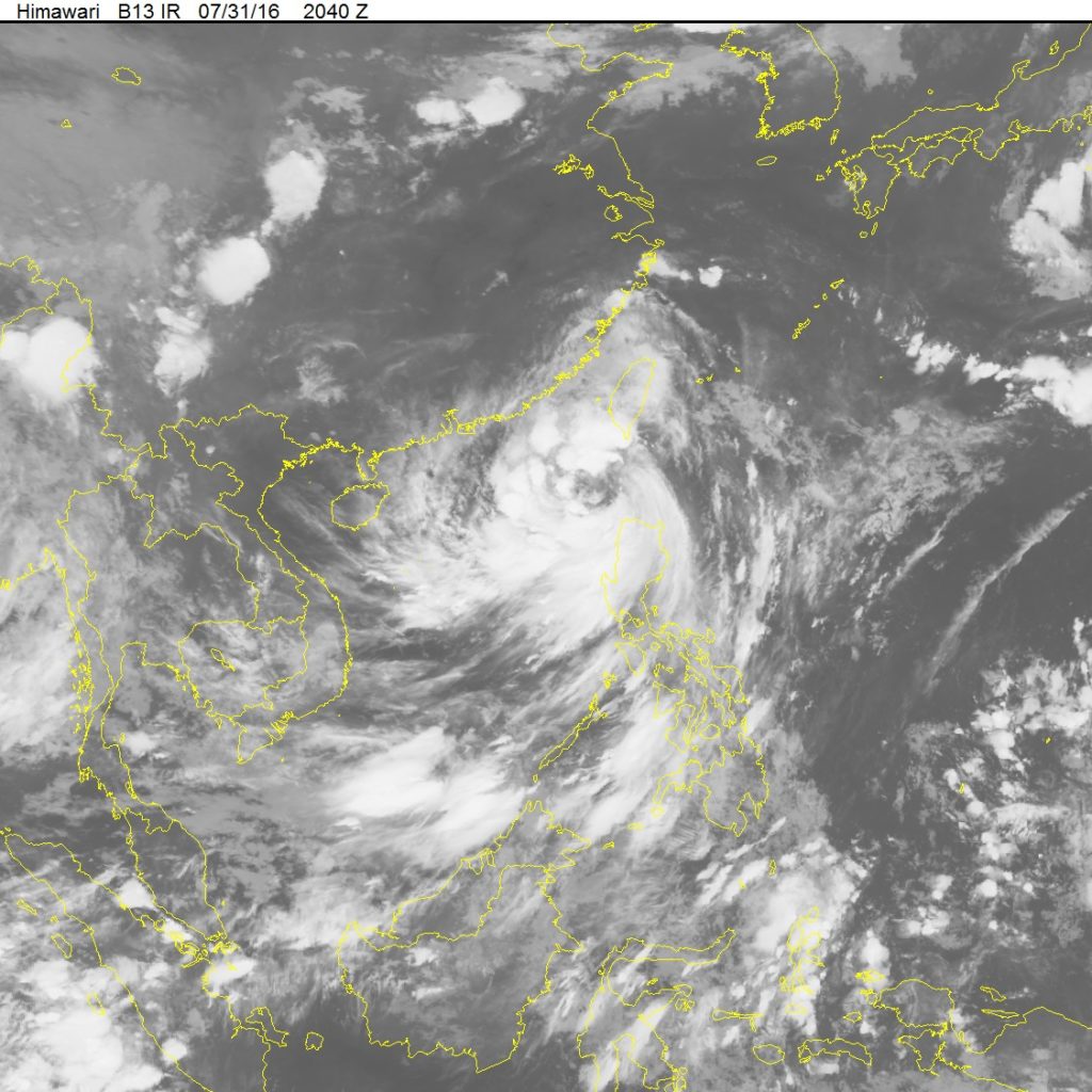 Ảnh mây vệ tinh cho thấy vị trí tâm bão tính đến sáng 1/8 đang nằm trên vùng biển phía Nam Hồng Kông-Ma Cao. (Nguồn: nchmf.gov.vn)