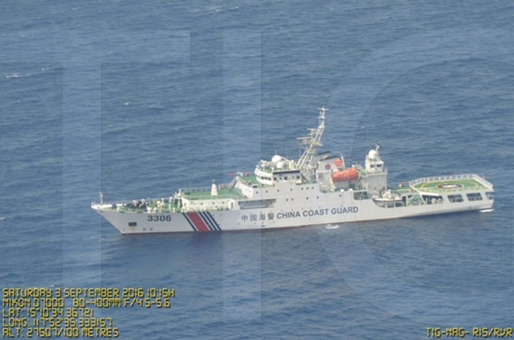 Ảnh công bố bởi Bộ Quốc phòng Philippines hôm 7/9/2016 cho thấy tàu hải giám Trung Quốc có mặt gần bãi cạn Scarborough