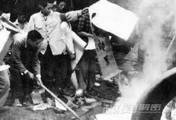 Vào ngày 29/11/1966, Đàm Hậu Lan dẫn Hồng vệ binh đào mộ Khổng Tử.
