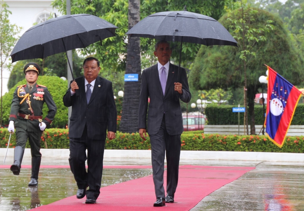 Chủ tịch Lào Bounnhang Vorachith đón ông Obama tại Viêng Chăn hôm 6/9/2016