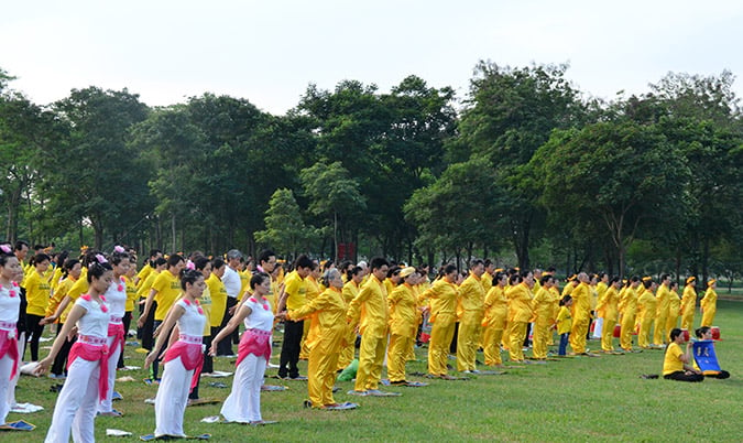 Người tu Pháp Luân Công luyện công tập thể tại Hà Nội.