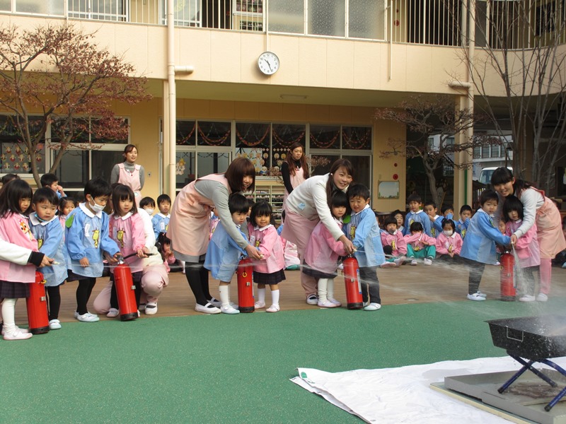 Trẻ em ở nhà trẻ Nhật Bản đang tham gia huấn luyện chữa cháy. giáo dục Nhật