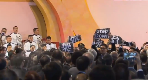 Các nhân sĩ Hồng Kông giơ cao bảng hiệu "Lương Chấn Anh hãy từ chức".