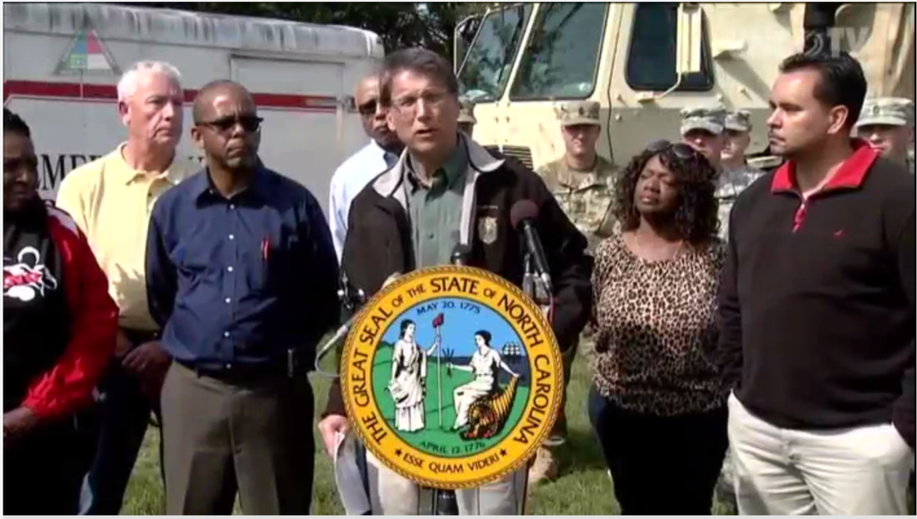 Thống đốc bang Bắc Carolina thông báo trên truyền hình sẽ không cho xả nước từ đập thuỷ điện ở thượng nguồn để đảm bảo tính mạng người dân