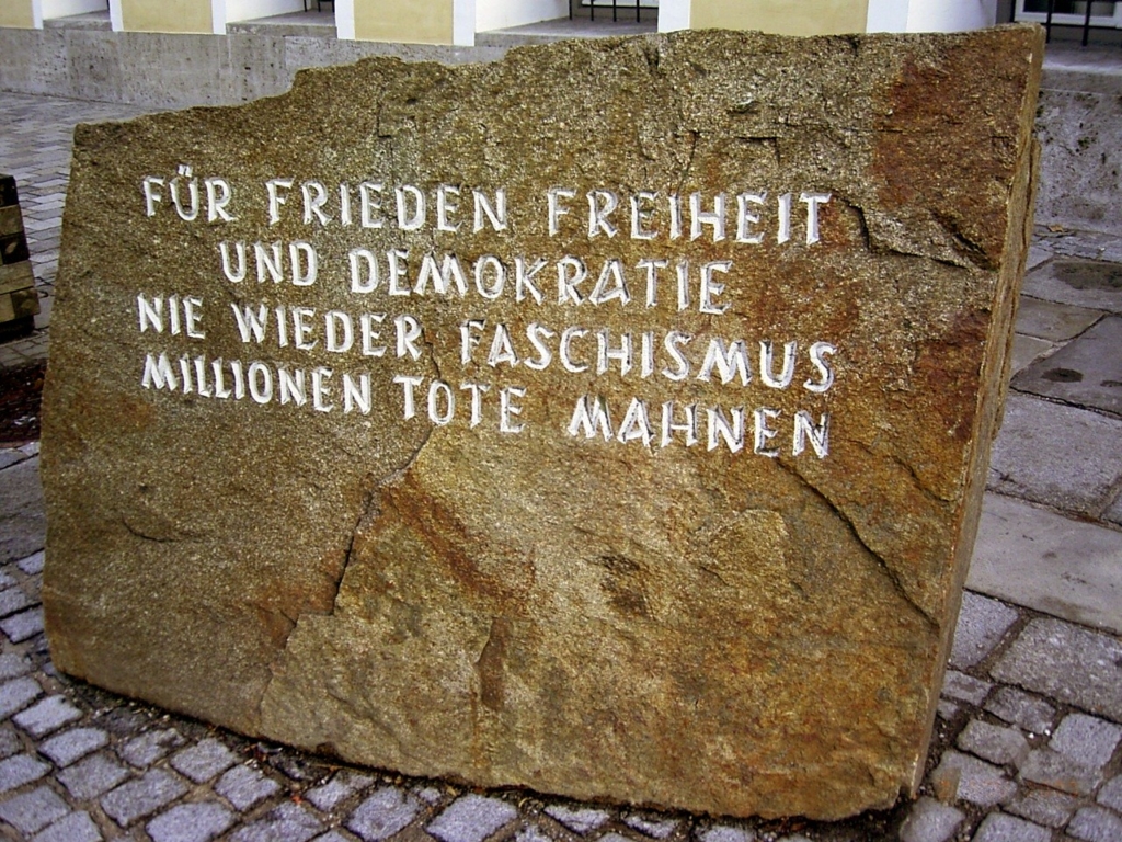 Tảng đá tưởng niệm nơi sinh của Hitler, đặt đối diện căn nhà lãnh đạo Phát xít Đức sinh ra tại Áo. Những chữ trên tảng đá ghi: Vì hoà bình, tự do và dân chủ. Không bao giờ lặp lại Chủ nghĩa Phát xít. Hàng triệu sinh mạng nhắc nhở chúng ta. 