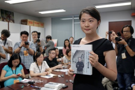 Cảnh Cách, con gái của luật sư nhân quyền Cao Trí Thịnh giới thiệu sách “Năm 2017, Trung Quốc hãy vùng lên!” của cha mình tại Hồng Kông