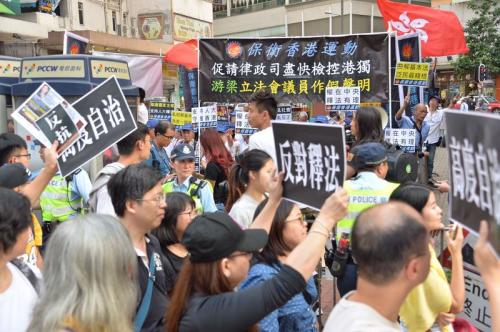 Hình: Ngày 6/11, Mặt trận Nhân quyền Dân sự Hồng Kông tổ chức biểu tình phản đối chính quyền đảng Cộng sản Trung Quốc diễn giải lại Điều 104 Luật Cơ bản Hồng Kông (Ảnh: Internet)