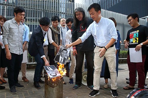 Nhiều tổ chức ở Hồng Kông phản đối Trung Quốc diễn giải lại Điều 104 Luật Cơ bản Hồng Kông, họ đốt hình của ông Ủy viên trưởng Đại hội đại biểu Nhân dân toàn quốc Trương Đức Giang  (Ảnh: Internet).