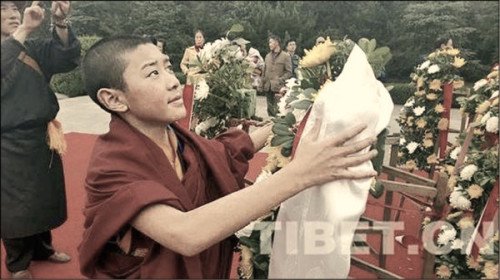 Lễ mãn khóa “Lớp bồi dưỡng Phật sống Tây Tạng” gây tranh luận khi nhà sư bị yêu cầu lạy tượng Mao Trạch Đông (Ảnh: Internet).