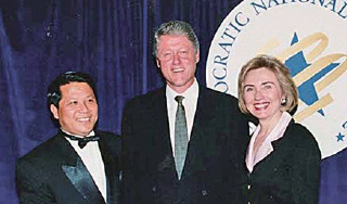 Ảnh: Sau khi Clinton tái cử, Ngô đã tham dự buổi chiêu đãi tại Nhà Trắng và cùng chụp ảnh với vợ chồng Clinton