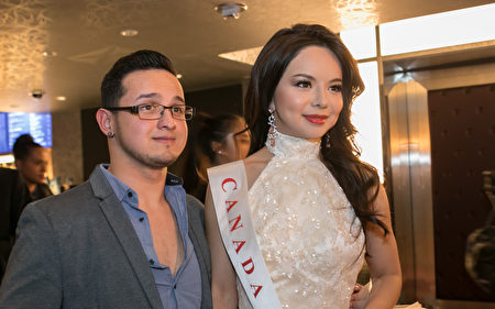 Sau khi kết thúc Chung kết Hoa hậu thế giới ngày 18/12, nhiều người xin chụp ảnh chung với cô Anastasia Lin (Ảnh: Lisha/Epochtimes).