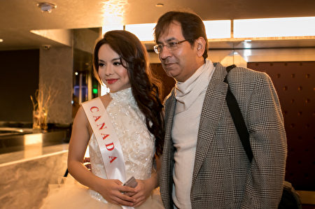 Sau khi kết thúc Chung kết Hoa hậu thế giới ngày 18/12, nhiều người xin chụp ảnh chung với cô Anastasia Lin (Ảnh: Lisha/Epochtimes).