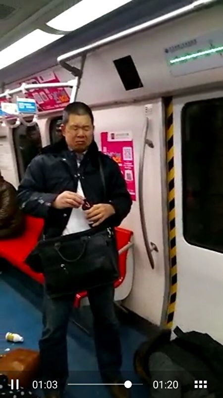 Người uống nông dược tự sát trên tàu điện ngầm ở Bắc Kinh.