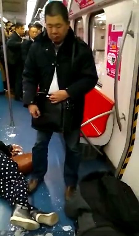 Ngày 26/12 vừa qua, có hai nhóm người gồm 5 nam 3 nữ đã uống nông dược tự sát trên tuyến xe điện ngầm tại trạm phía tây Thiên An Môn ở Bắc Kinh. 