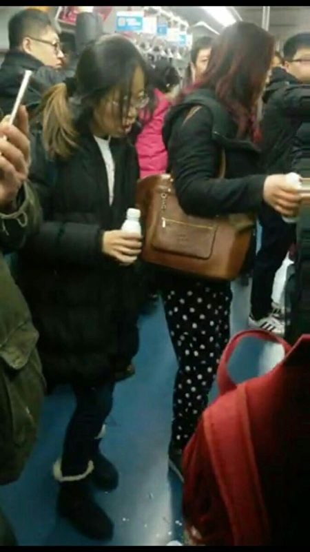 Ngày 26/12 vừa qua, có hai nhóm người gồm 5 nam 3 nữ đã uống nông dược tự sát trên tuyến xe điện ngầm tại trạm phía tây Thiên An Môn ở Bắc Kinh. 