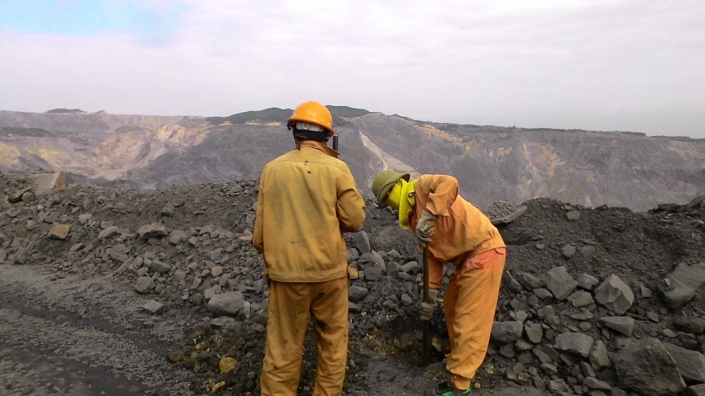 Công nhân làm việc tại mỏ than Hà Tu (Quảng Ninh). (Ảnh: Nguyễn Quân)