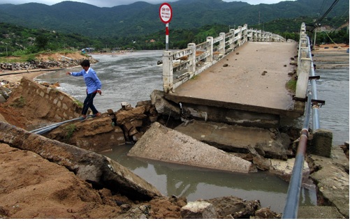 Nhịp dài 7 m của cầu Vĩnh Hy, Ninh Thuận bị cuốn sập. Ảnh: An Phước - vnexpress.net