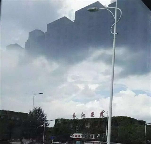 Ảo ảnh những tòa lầu xuất hiện ngay phía trên bệnh viện Trường Giang thuộc đô thị Triều Dương, tỉnh Liêu Ninh (Ảnh chụp từ Youtube).