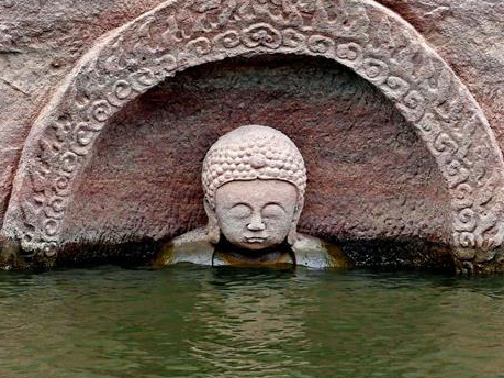 Pho tượng Phật có niên đại 600 năm lịch sử được phát hiện tại một hồ nước ở Giang Tây Trung Quốc.