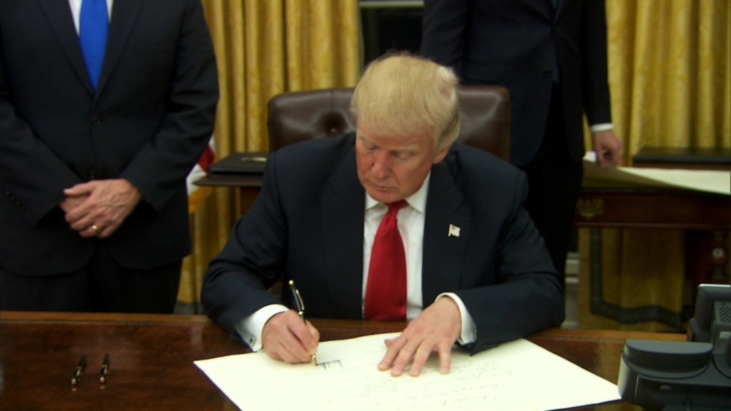 Hôm 6/3, Tổng thống Mỹ Donald Trump ký sắc lệnh hạn chế di trú, tạm ngừng nhận người tị nạn từ 6 quốc gia Trung Đông (Ảnh minh họa)