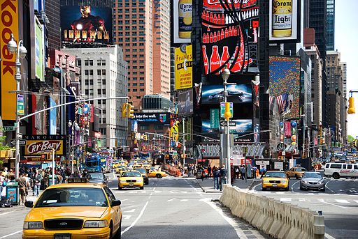 Quảng trường Times Square tại New York có những bảng quảng cáo kỹ thuật số đắt nhất thế giới với giá trị lên tới 4 triệu đô một năm. (Ảnh: Wikipedia)