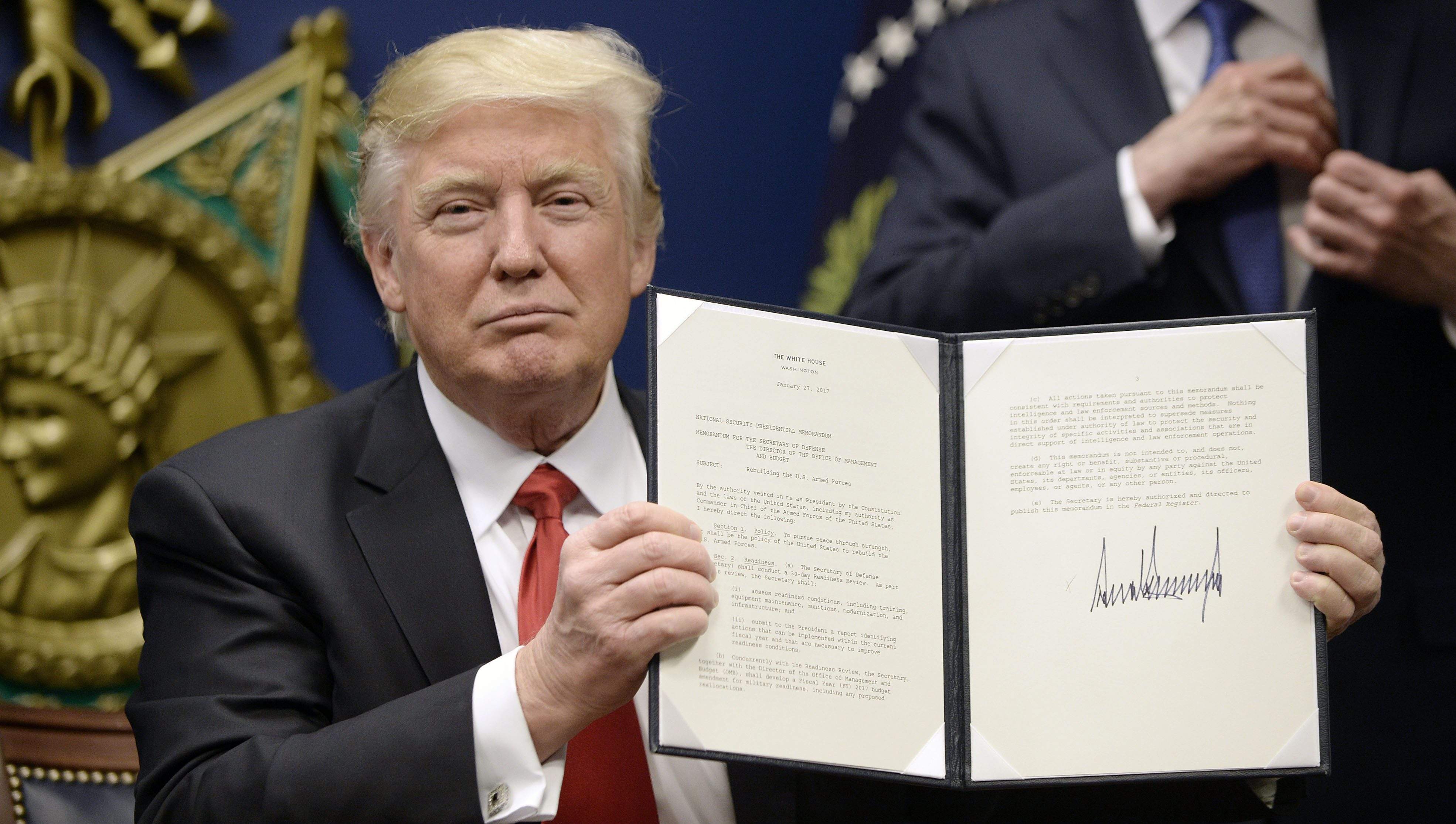 Ngày 27/01, Tổng thống Mỹ Donald Trump đã ký sắc lệnh tạm hoãn nhập cư từ 7 nước Hồi giáo. (Ảnh: chụp màn hình)