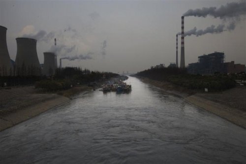 Cảnh sông Trường Giang bị ô nhiễm. Một làng chài tại đây trở thành làng ung thư.