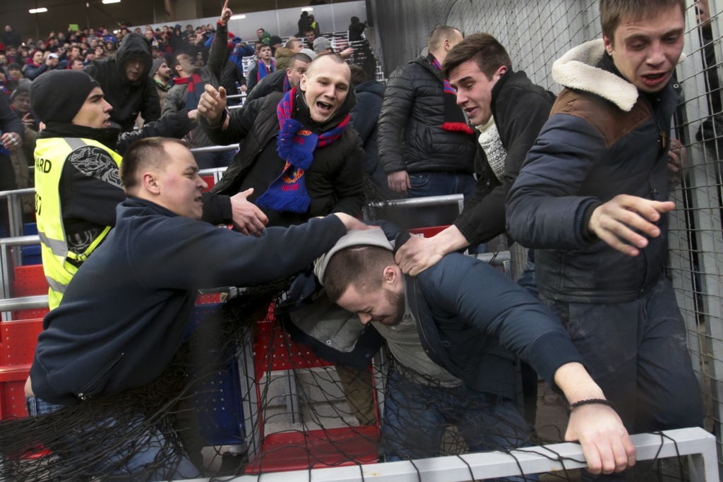 Người hâm mộ đội CSKA Moscow tấn công người hâm mộ đội Zenit trong giải vô địch quốc gia Nga, ngày 4 tháng 3 năm 2017 ( Ảnh: AP/Tikhon Danin)