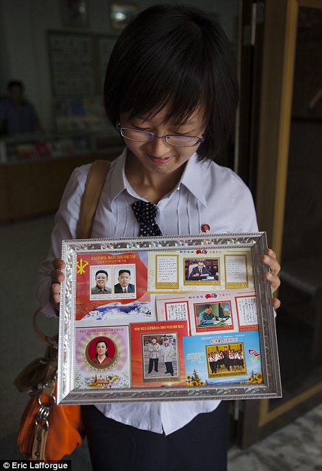 Kim rất hào hứng khoe bộ sưu tập tem về các thế hệ lãnh đạo của Bắc Triều Tiên. (Ảnh: Daily Mail)
