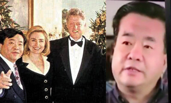 Doanh nhân người Mỹ gốc Hoa Johnny Chung chụp hình cùng vợ chồng cựu Tổng thống Bill Clinton.