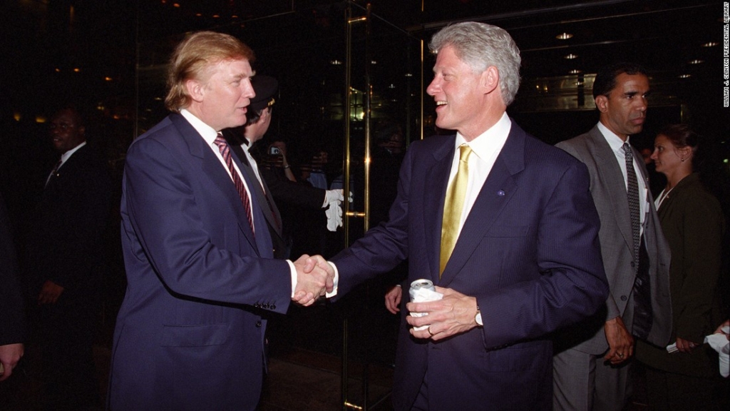 Donald Trump và Bill Clinton bắt tay nhau tại Trump Tower, ảnh chụp ngày 16/06/2000
