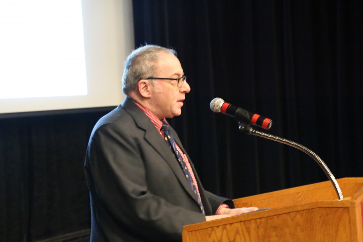 Ông Fred Litwin, chủ tịch Hiệp hội Phim Tư tưởng Tự do, đã đọc lời khai mạc sự kiện tại buổi trình chiếu phim "Thu hoạch Nhân thể" ở Đại học Ottawa vào ngày 6 tháng 4 năm 2017. (Jonathan Ren/ Epoch Times)