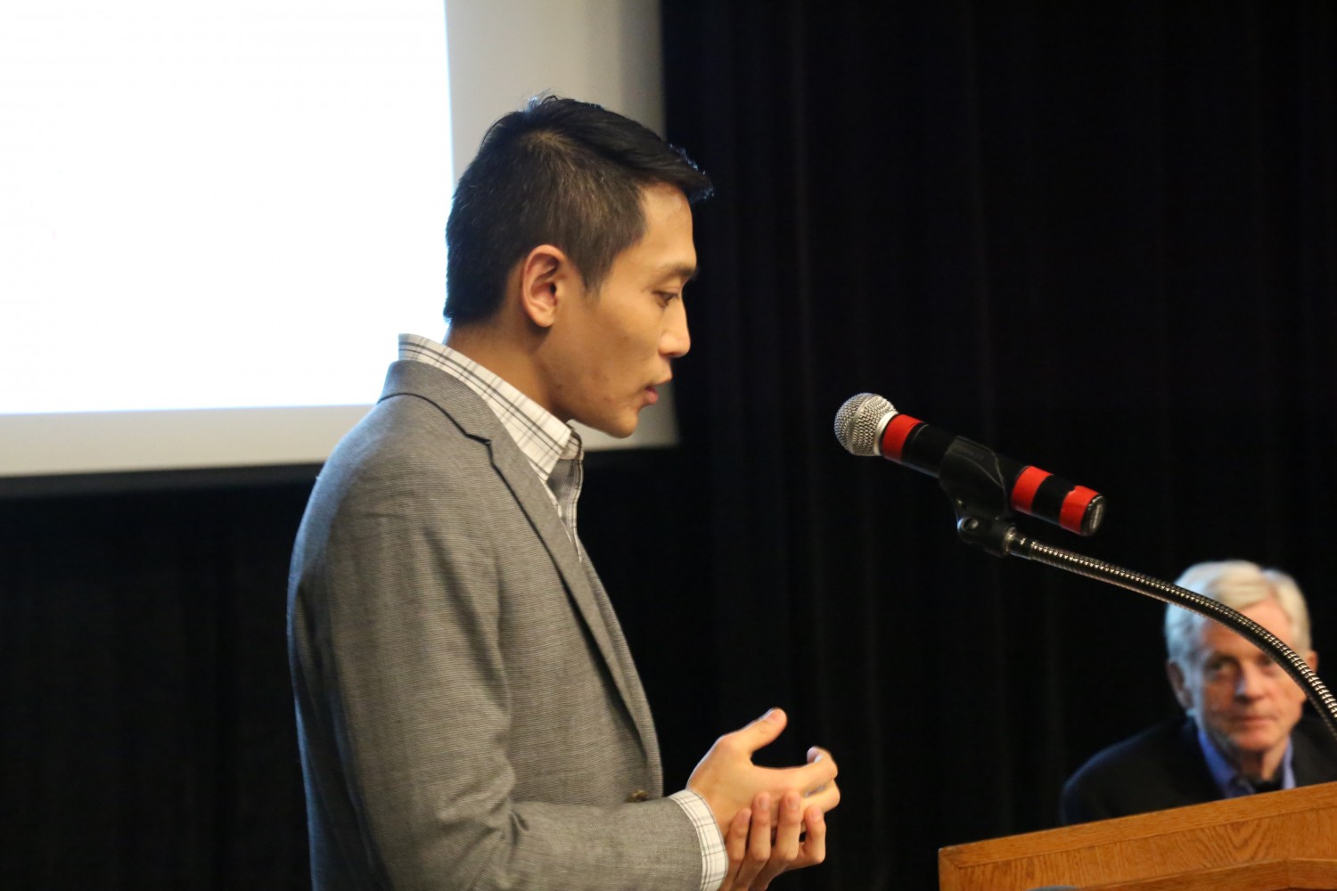 Phó giáo sư Y.Y. Chen đang nói với khán giả như là người điều tiết cuộc thảo luận sau khi chiếu phim "Thu hoạch Nhân thể" tại Đại học Ottawa vào ngày 6 tháng 4 năm 2017. (Jonathan Ren / Epoch Times)