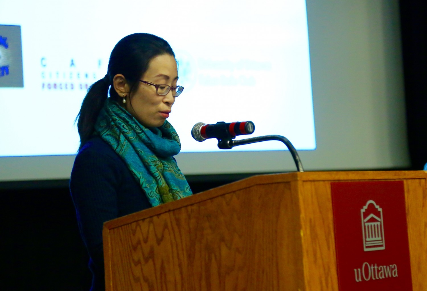 Cô Hongyan Lu, một người tập Pháp Luân Công phát biểu sau buổi chiếu phim "Thu hoạch Nhân thể" tại Đại học Ottawa vào ngày 6 tháng 4 năm 2017. (Jonathan Ren / Epoch Times).
