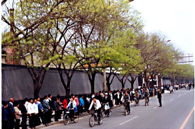 Cuộc thỉnh nguyện ôn hòa ngày 25.4.1999 của hơn 10.000 người tập Pháp Luân Công. (Ảnh: Clearwisdom.net)
