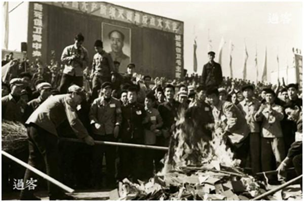 Hồng Vệ binh Trung Quốc đốt sách trong thời Cách mạng Văn hóa. (Ảnh: internet)