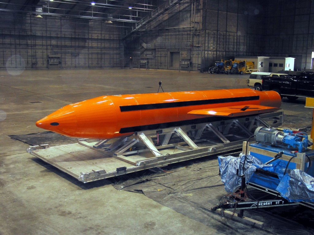 Bom MOAB, được mệnh danh là "mẹ của các loại bom", là quả bom phi hạt nhân lớn nhất từng được sử dụng 
