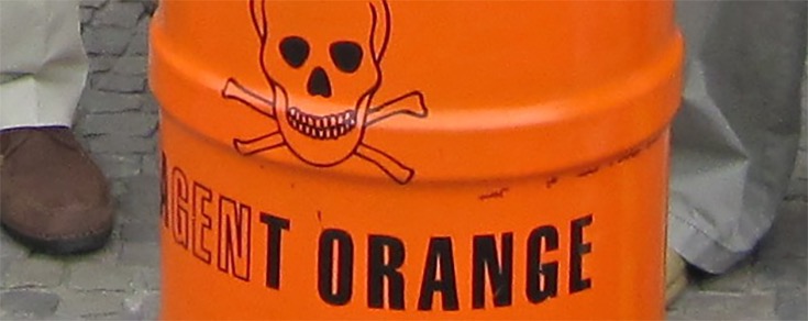 Thuốc diệt cỏ 2,4,5-T được đựng trong các thùng có màu da cam (ảnh: naturalsociety.com)