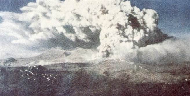 Núi lửa Cordón Caulle phun trào sau trận động đất chính 22/5/1960