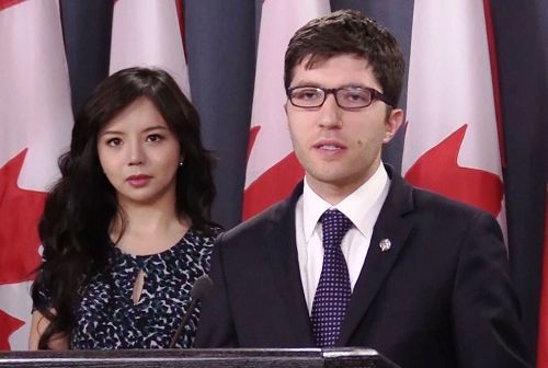Nghị sĩ Quốc hội Canada Garnet Genuis và Hoa hậu Thế giới Canada 2015 Annatasia Lin (trái) tham dự cuộc họp tại Ottawa tuyên bố lên án việc cưỡng chế thu hoạch nội tạng từ thân thể người. 