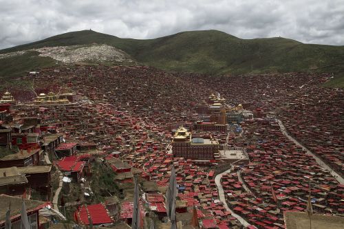 Học viện Phật giáo Tây Tạng Larung Gar đối mặt với nguy cơ bị phá hủy thêm nữa. (Ảnh: internet)