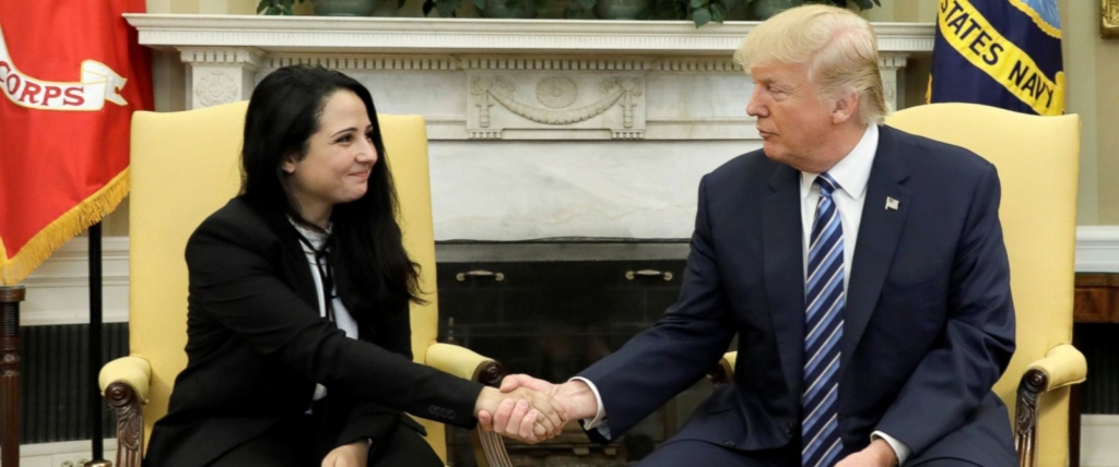 Tổng thống Mỹ Donald Trump bắt tay Hijazi Aya, công dân Mỹ bị chính quyền Ai Cập bắt giam từ 1/5/2014 (Ảnh từ video)