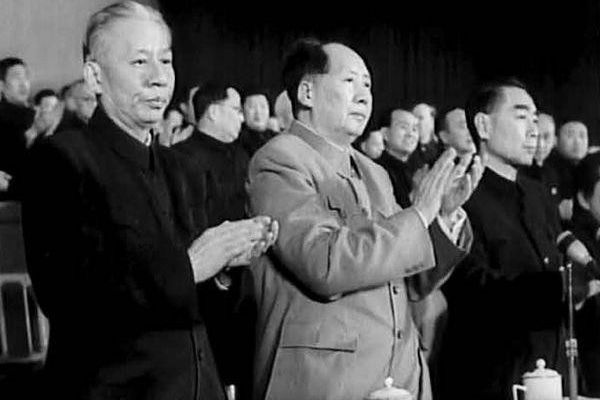Lưu Thiếu Kỳ (trái), Mao Trạch Đông (giữa), Chu Ân Lai (bên phải) và những người tham gia Đại hội Đảng lần thứ 8.